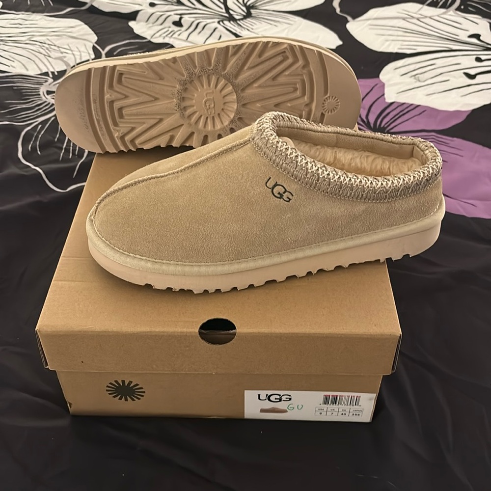 UGGs women slipper, size 9 color, mustard seed